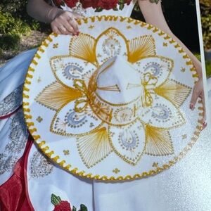 3 pieces dress can be worn in different ways with a sombrero and bouquet.